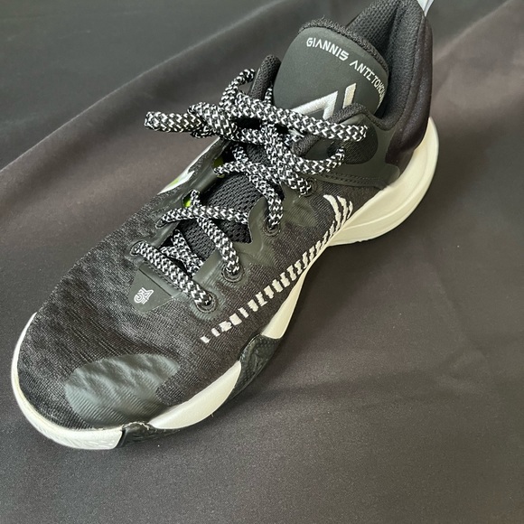 NWOB Nike Kids Giannis Immortality Basketball Shoes - Picture 8 of 10